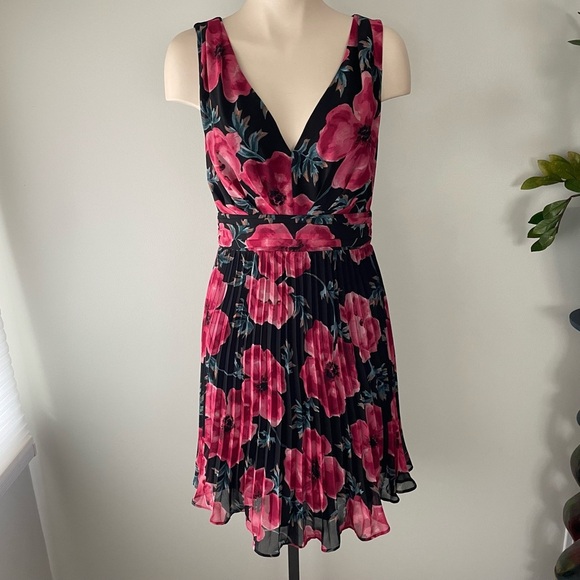 RW&CO. Dresses & Skirts - RW&CO Floral Pleated Vneck Midi Dress Sleeveless Keyhole Back Size 6 Small